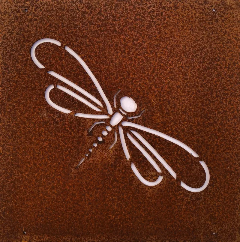 En metallplåt kallad "Hund dekorplåt för armeringsnät 14x14cm" har en utskuren hundsilhuett på en rostbrun yta, vilket gör att ljuset kan lysa genom den hundformade öppningen.