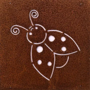 Ekorre dekorplåt för armeringsnät 14x14cm har en enkel linjeteckning av en nyckelpiga med antenner och sex prickar, skuren i rostfärgad metall.