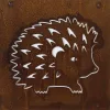 Ekorre dekorplåt för armeringsnät 14x14cm är en rostbrun metallpanel med en utskuren söt igelkott med spetsig rygg och enkelt ansikte, som skapar en charmig kontrast mot en vit bakgrund.