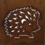 Ekorre dekorplåt för armeringsnät 14x14cm är en rostbrun metallpanel med en utskuren söt igelkott med spetsig rygg och enkelt ansikte, som skapar en charmig kontrast mot en vit bakgrund.