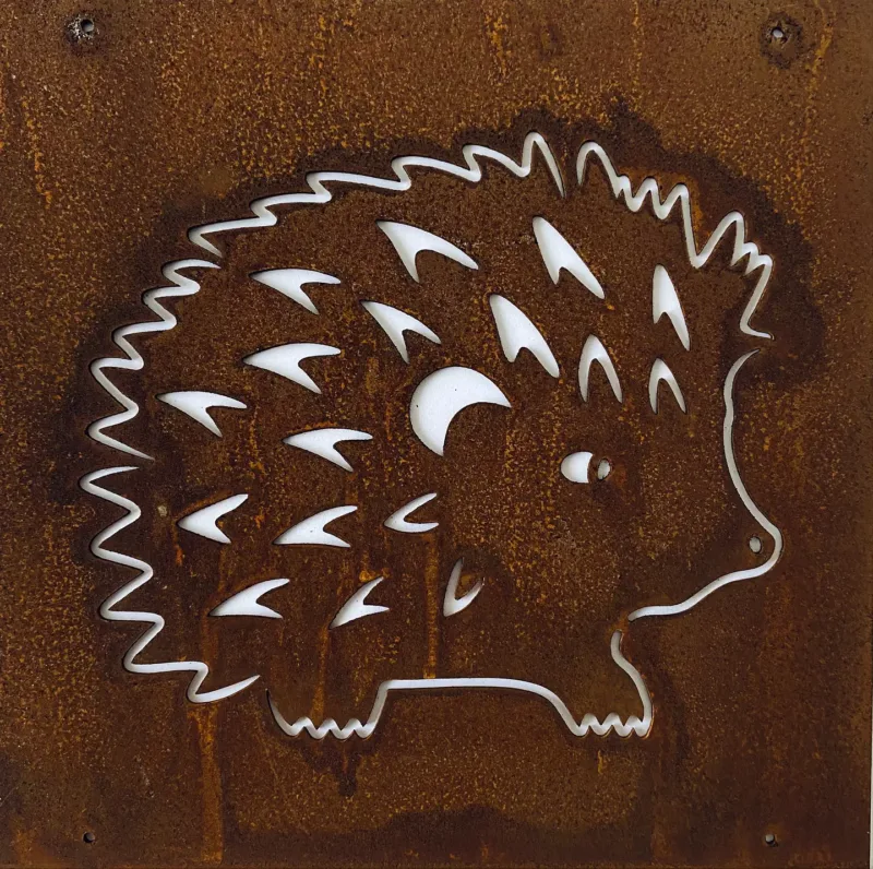 Ekorre dekorplåt för armeringsnät 14x14cm är en rostbrun metallpanel med en utskuren söt igelkott med spetsig rygg och enkelt ansikte, som skapar en charmig kontrast mot en vit bakgrund.