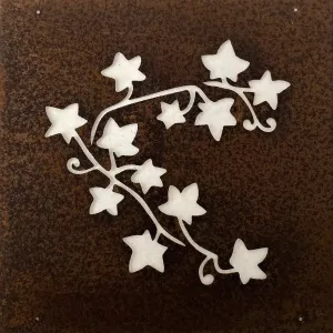Ekorre dekorplåt för armeringsnät 14x14cm är en metallpanel med en rostbrun yta och utskurna murgröna blad och vinstockar, som avslöjar en ljusare bakgrund.