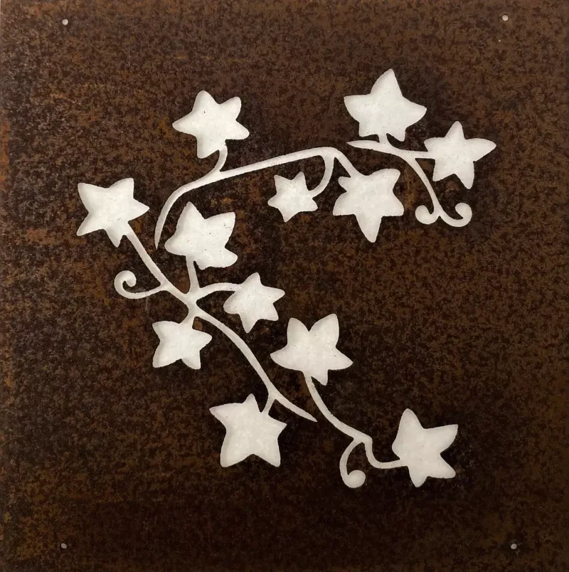 Ekorre dekorplåt för armeringsnät 14x14cm är en metallpanel med en rostbrun yta och utskurna murgröna blad och vinstockar, som avslöjar en ljusare bakgrund.