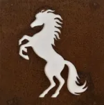 Ekorre dekorplåt för armeringsnät 14x14cm visar en vit hästsiluett som stegrar sig mot en rostbrun metallbakgrund.