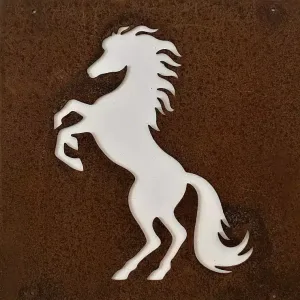 Ekorre dekorplåt för armeringsnät 14x14cm visar en vit hästsiluett som stegrar sig mot en rostbrun metallbakgrund.