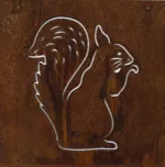 Ekorre dekorplåt för armeringsnät 14x14cm har en utskuren kontur av en ekorre som äter, placerad på en rostig, texturerad brun metallpanel.