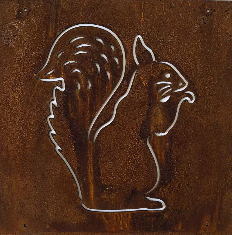Ekorre dekorplåt för armeringsnät 14x14cm har en utskuren kontur av en ekorre som äter, placerad på en rostig, texturerad brun metallpanel.