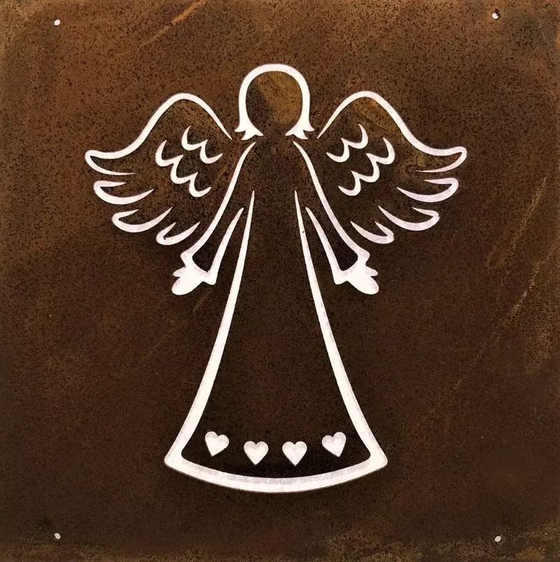 Ängel dekorplåt för armeringsnät 14x14cm har en vit ängel med vingar, en lång klänning och fyra hjärtformade figurer längs botten, mot en strukturerad brun bakgrund.
