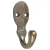 Krok enkel mini 3x6cm är en väggkrok i mässing i vintagestil med två skruvhål upptill och en böjd botten, perfekt för att hänga upp rockar, hattar eller väskor.