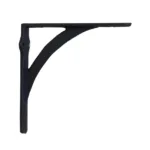 Konsol i gjutjärn två storlekar, svart L-formad hyllkonsol med böjd stödskena, sedd från sidan mot vit bakgrund. Fästhål finns på både vertikala och horisontella sidor.