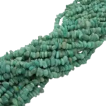 Flera trådar av Amazonit ädelstenchips (ca 4-6 mm), alla polerade och oregelbundet formade, är tvinnade tillsammans för en strukturerad, lager-på-lager look. Pärlorna varierar något i storlek och grönblå nyans.