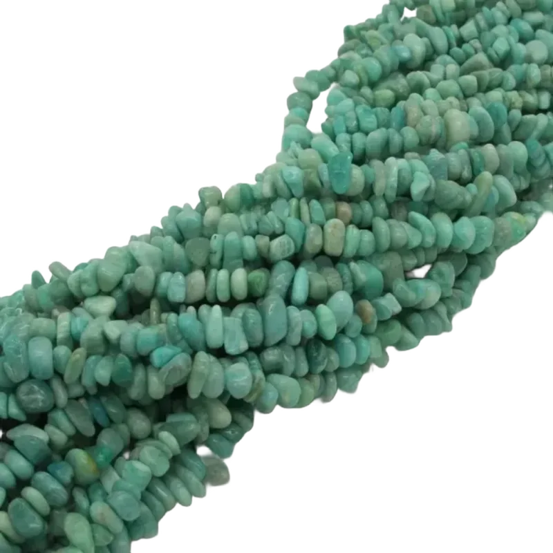 Flera trådar av Amazonit ädelstenchips (ca 4-6 mm), alla polerade och oregelbundet formade, är tvinnade tillsammans för en strukturerad, lager-på-lager look. Pärlorna varierar något i storlek och grönblå nyans.