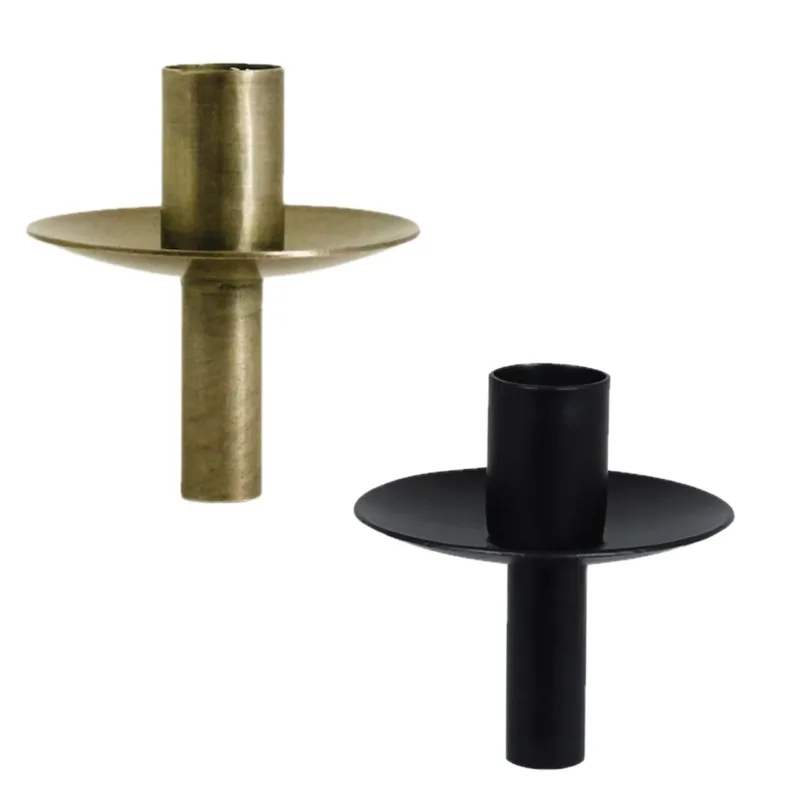 Tre cylindriska Ljushållare för Flaska med breda, platta baser i mässing, gunmetal och svart metallfinish är arrangerade mot en vit bakgrund.