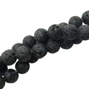 Närbild på Lavasten svarta runda 4-8 mm vaxade pärlor med runda, svarta, vaxade lavastenar med porös textur, diagonalt placerade mot en vit bakgrund.