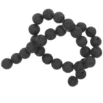 Ett pärlband av runda, enfärgade Karneol rund ädelstenspärlor (4-6 mm) är arrangerade i en lös, böjd form mot en vit bakgrund.