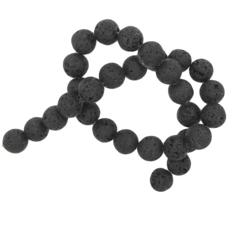 Ett pärlband av runda, enfärgade Karneol rund ädelstenspärlor (4-6 mm) är arrangerade i en lös, böjd form mot en vit bakgrund.