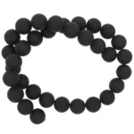 En sträng med Karneol rund ädelsten enfärg 4-6mm pärlor, arrangerade i en lös spiral mot en vit bakgrund.