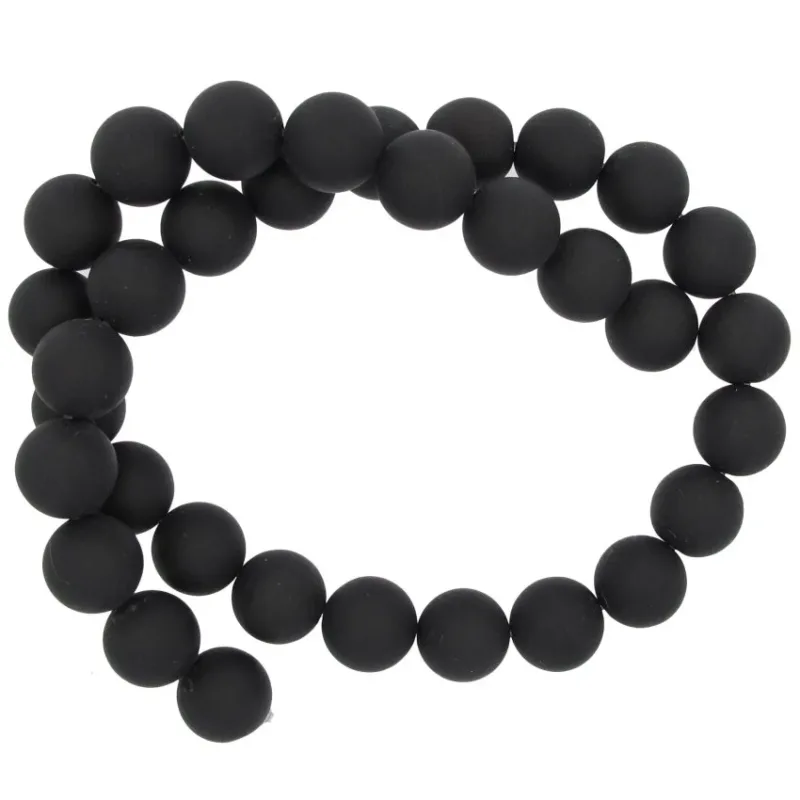 En sträng med Karneol rund ädelsten enfärg 4-6mm pärlor, arrangerade i en lös spiral mot en vit bakgrund.