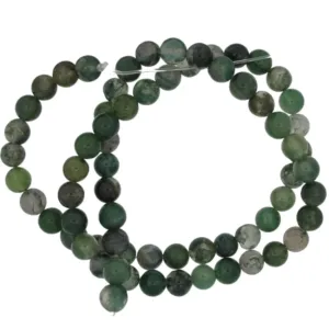 En lös spiral av Mossagat runda ädelstenspärlor (4-8mm), runda och halvgenomskinligt gröna, mot en vit bakgrund.