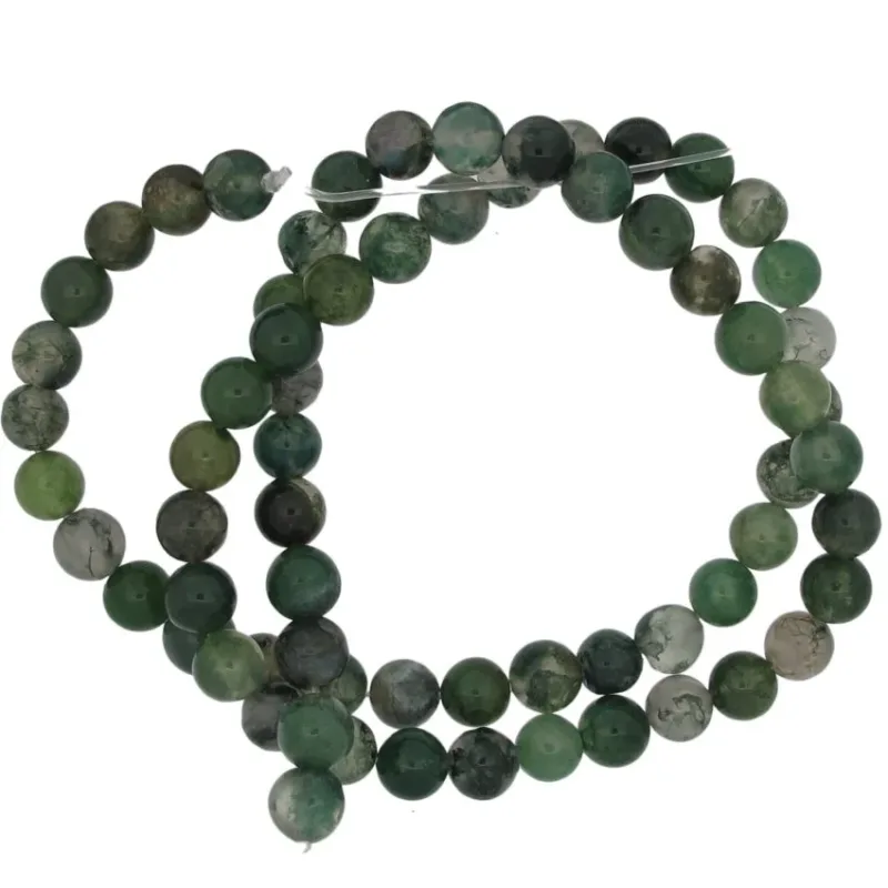 En lös spiral av Mossagat runda ädelstenspärlor (4-8mm), runda och halvgenomskinligt gröna, mot en vit bakgrund.