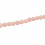 En sträng med Karneol rund ädelsten enfärg 4-6mm små, runda, ljusrosa pärlor visas diagonalt mot en vit bakgrund.