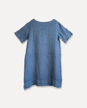 Linneklänning Belissima är en enkel, knälång blå linneklänning med korta ärmar och en avslappnad passform, som visas mot en vit bakgrund. Den har rena linjer utan utsmyckningar eller synliga fästanordningar.