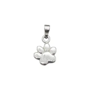 Silverberlock Tass är ett silverglänsande hänge i form av ett tassavtryck från ett djur, med en liten ögla upptill för att enkelt kunna fästas på halsband eller armband, på en vit bakgrund.