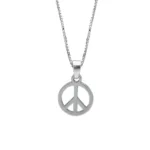 Ett silverhalsband med kedja och hänge i form av en fredssymbol, fotograferat mot en vit bakgrund.