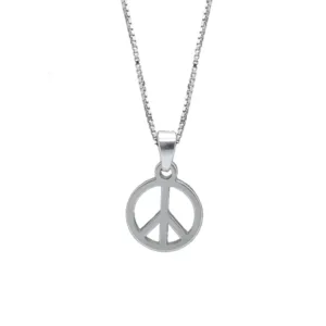Ett silverhalsband med kedja och hänge i form av en fredssymbol, fotograferat mot en vit bakgrund.