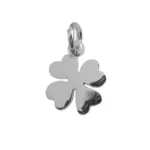 En silverfärgad fyrklöverberlock med hjärtformade blad, fäst i en liten ögla för att trä på ett armband eller halsband. Berlocken har en glänsande, reflekterande yta.