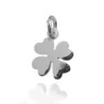 Silverberlock Fyrklöver 10 mm är en blank silverberlock formad som en fyrklöver, varje blad hjärtformat, med en liten ögla upptill för att fästa på en kedja eller ett armband.