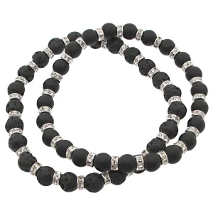 Mattsvart Onyx rund ädelsten 4-10mm halsband har omväxlande matt svart onyx och porösa lavapärlor, accentuerade med blanka silverdistanser, arrangerade i ett cirkulärt mönster på en vit bakgrund.
