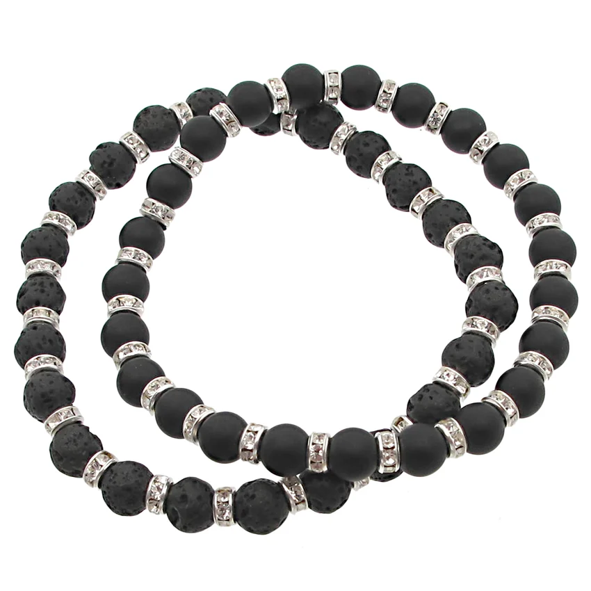 Mattsvart Onyx rund ädelsten 4-10mm halsband har omväxlande matt svart onyx och porösa lavapärlor, accentuerade med blanka silverdistanser, arrangerade i ett cirkulärt mönster på en vit bakgrund.