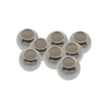 Sju Silverpärlor runda blanka 2mm/0,9mm, glänsande ihåliga runda pärlor med öppning upptill, är tätt placerade mot en vit bakgrund.