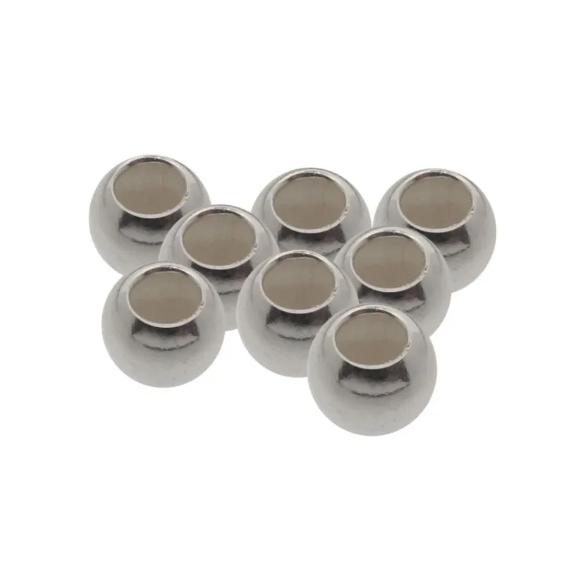 Sju Silverpärlor runda blanka 2mm/0,9mm, glänsande ihåliga runda pärlor med öppning upptill, är tätt placerade mot en vit bakgrund.