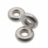 Tre Silverpärla rondell 3,5mm/1,2mm silver donutformade pärlor med centrala hål är arrangerade på en vit bakgrund.