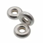 Tre Silverpärla rondell 3,5mm/1,2mm silver donutformade pärlor med centrala hål är arrangerade på en vit bakgrund.