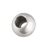 Närbild av Silverpärla rund blank 3mm/1,5mm, en metallglänsande rund pärla med ett stort hål i mitten, mot en vit bakgrund.