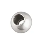 Närbild av Silverpärla rund blank 3mm/1,5mm, en metallglänsande rund pärla med ett stort hål i mitten, mot en vit bakgrund.