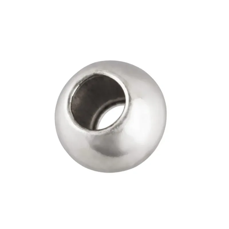 Närbild av Silverpärla rund blank 3mm/1,5mm, en metallglänsande rund pärla med ett stort hål i mitten, mot en vit bakgrund.