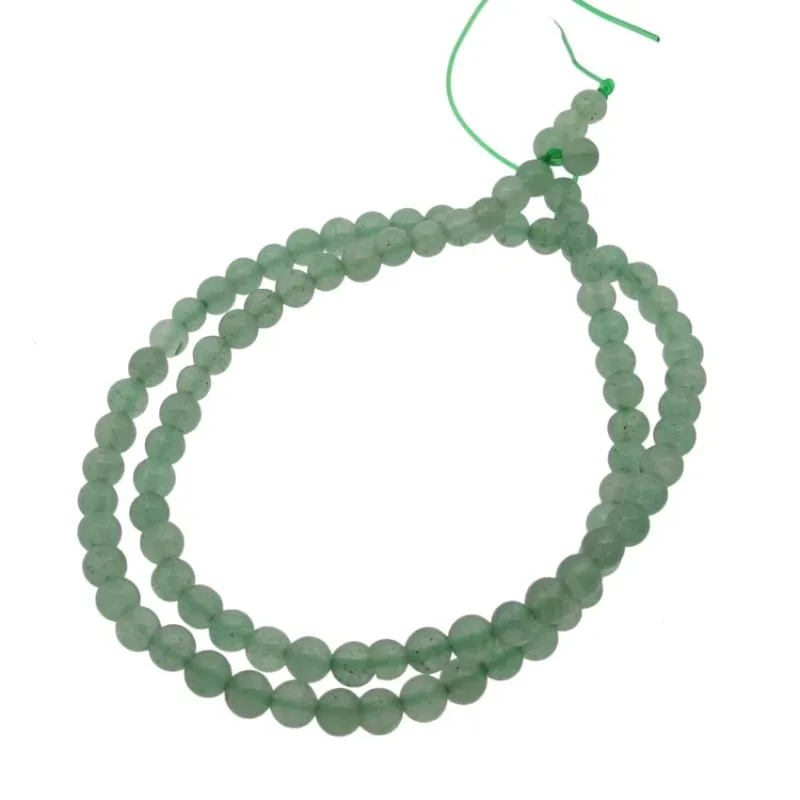 Aventurin grön rund ädelsten 4-6mm: Ljusgröna, runda ädelstenspärlor trädda på ett grönt snöre, löst arrangerade med oknutna, något åtskilda ändar.