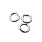 Tre Bindring rund öppen - 4,35mm/0,8mm silverfärgade hoppringar av metall med små mellanrum, placerade på en vit bakgrund.
