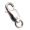 Närbild av ett silverglänsande karbinlås med en liten cirkulär ring, som vanligtvis används för att fästa smycken som halsband eller armband.