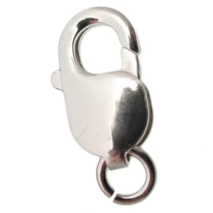 Närbild på Silverlås karbinhake avlång 12-18mm, ett karbinlås i silver med en liten rund ring på, används vanligen för att fästa halsband eller armband.