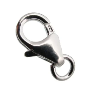 Närbild av ett silverfärgat karbinlås med en liten ring, som vanligtvis används för att fästa på smycken som halsband eller armband.