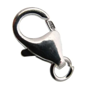 En närbild av Silverlås karbinhake, ett karbinlås i silver med en liten påhängd ring märkt 925 för sterlingsilver, isolerad mot en vit bakgrund.