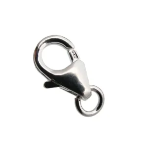 Närbild av ett silverfärgat karbinlås med en liten ögla, som vanligtvis används för att fästa på smycken som halsband eller armband, mot en vit bakgrund.