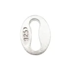 En liten, oval Hallmark kvalitetslänk ca 4x5mm smyckesbricka i silver med stämplat 925-märke, central utskärning och strukturerad yta.