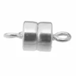 Magnetlås sterlingsilver är ett magnetlås i silver med två cylindriska halvor och öglor i vardera änden för att fästa på halsband eller armband.