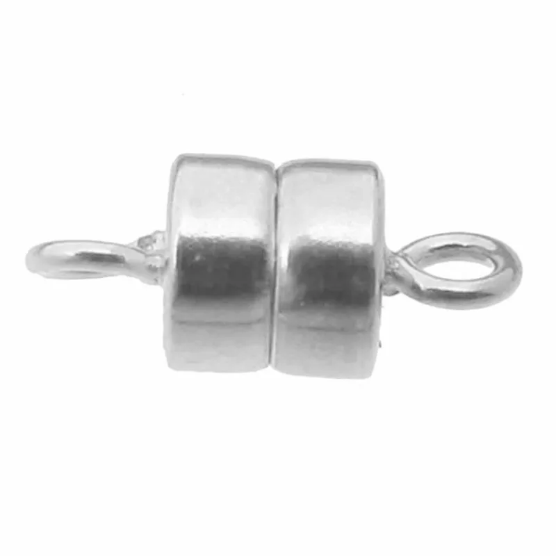 Magnetlås sterlingsilver är ett magnetlås i silver med två cylindriska halvor och öglor i vardera änden för att fästa på halsband eller armband.